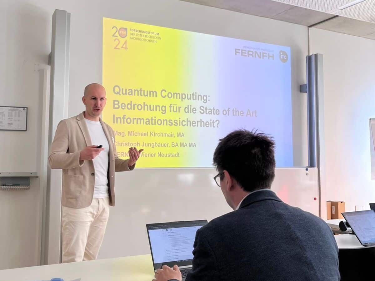 Michael Kirchmair beim Vortrag am Forschungsforum