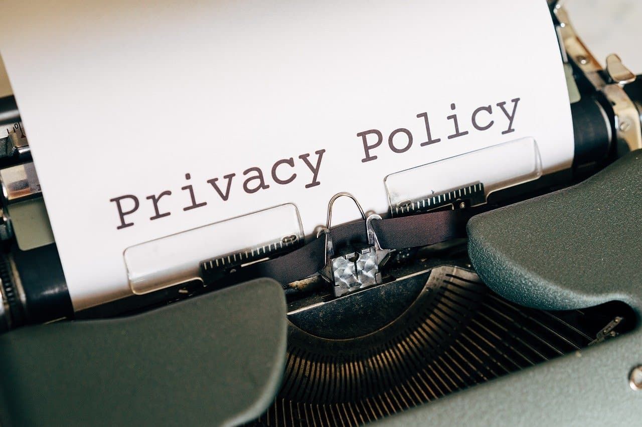 Schreibmaschine mit dem Wort Privacy Policy
