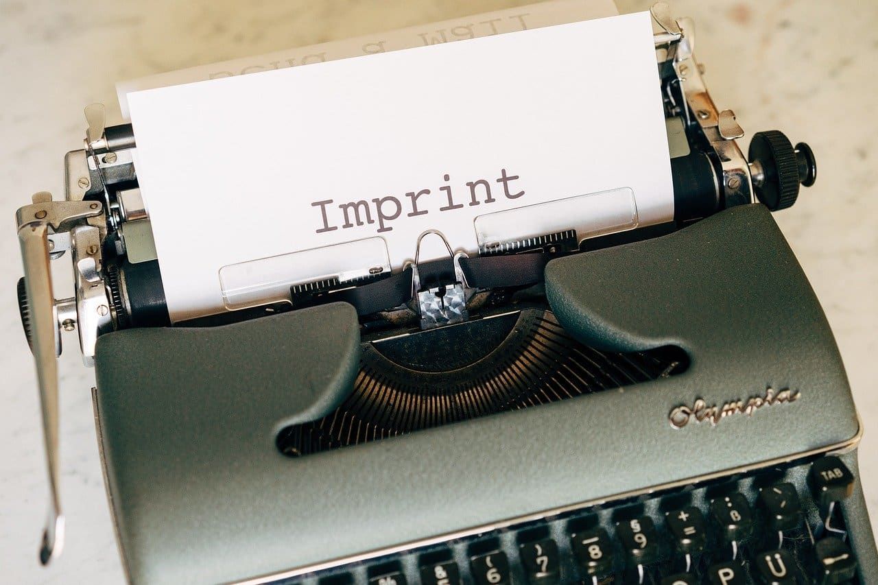 Schreibmaschine mit dem Wort Imprint